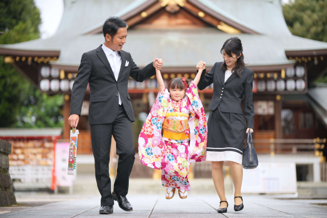 七五三を祝う家族の画像